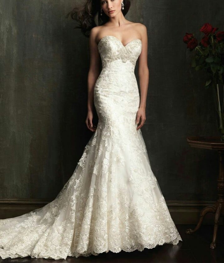 Woman in white lace wedding gown with sweetheart neckline and mermaid silhouette